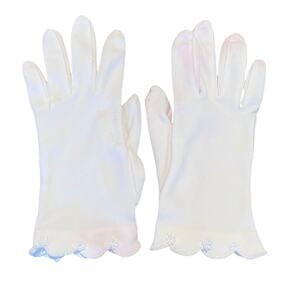 Vintage White Gloves, Formal Gloves, Scalloped Edge, Flower Detail